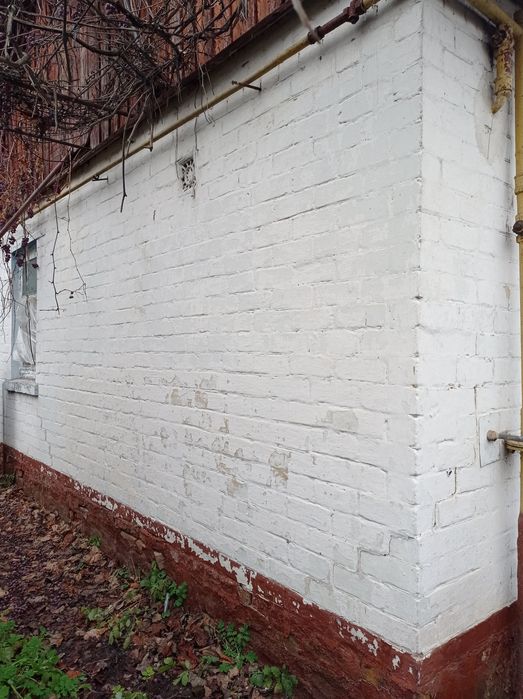 Частина будинку в центрі міста по вул Ревуцького . Окремий двір.