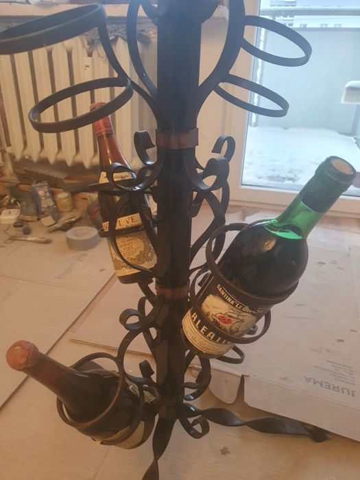 Kuty stojak na wino + 5 unikatowych artefaktów (Zestaw Kolekcjon