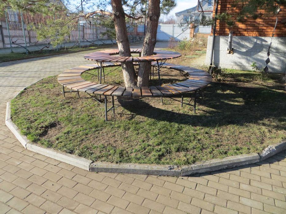 Стол и скамейка вокруг дерева.