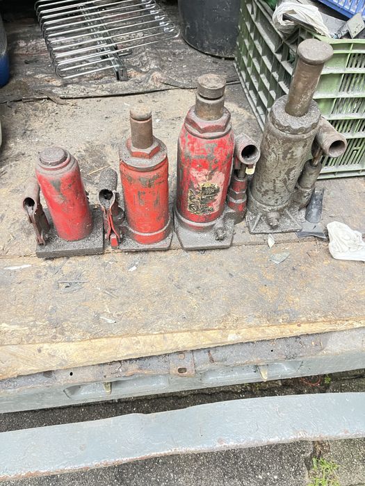 Quatro macacos hidraulicos a funcionar bem 135euros