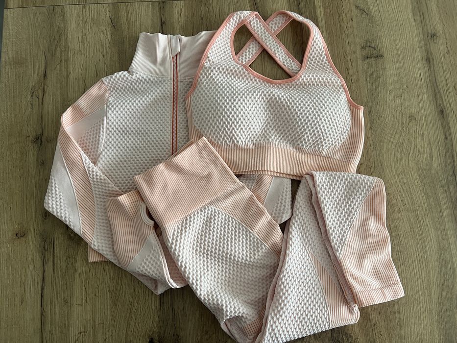 Komplet do fitnessu – legginsy, top i bluza na zamek