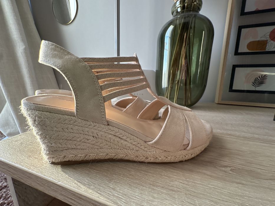 Nowe beżowe sandały na koturnie