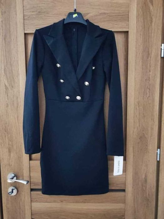 Sukienka elegancka czarna guziki