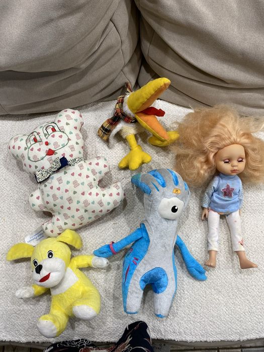 Игрушки мягкие разные и кукла