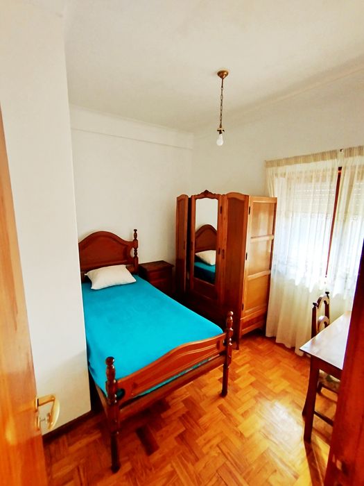 Alugo quarto em apartamento de estudantes