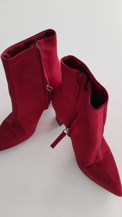 Botins em cetim bordo