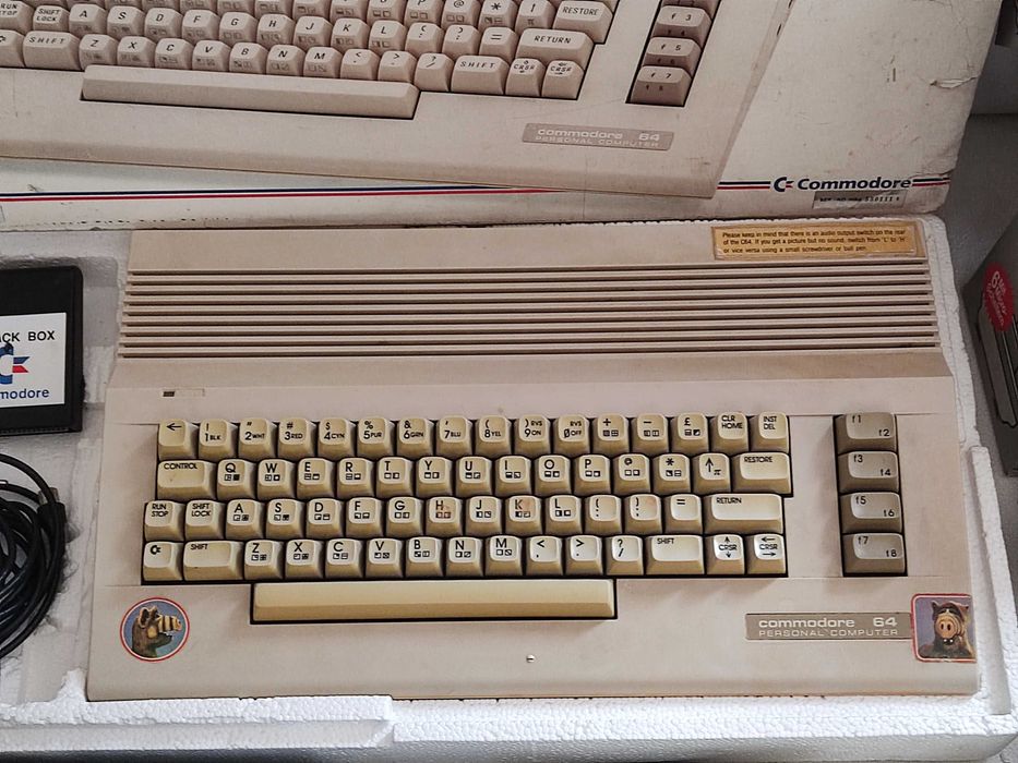 Commodore C 64 magnetofon plus 2 joystick plus cartridge i kaseta