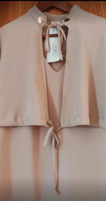 Sukienka beżowa elegancka By o La la