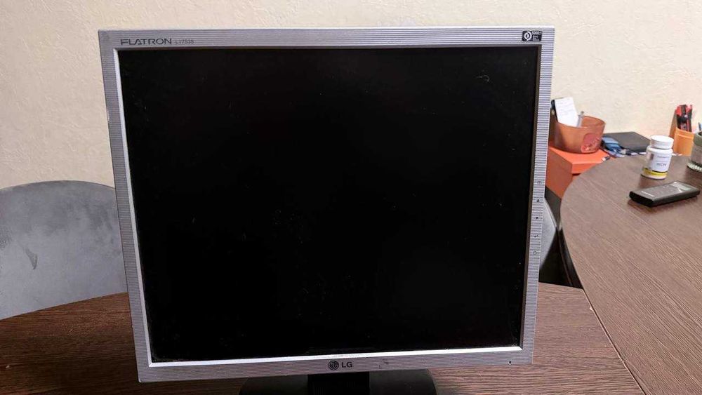 Монітор LG Flatron L1753S 17" (VGA, робочий) у повністю робочому стані.