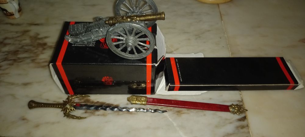Réplica de canhão e punhal miniatura