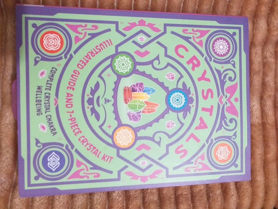 Коллекция кристаллов, предположительно для литотерапии или медитации.