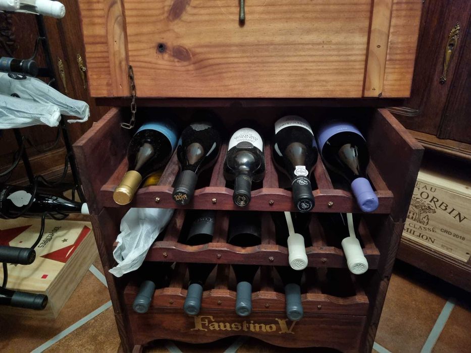 Garrafeira modular com rodas