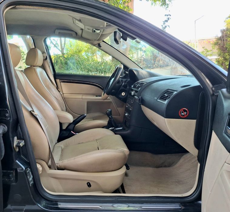 Ford Mondeo versão Guia 2.0 -2004