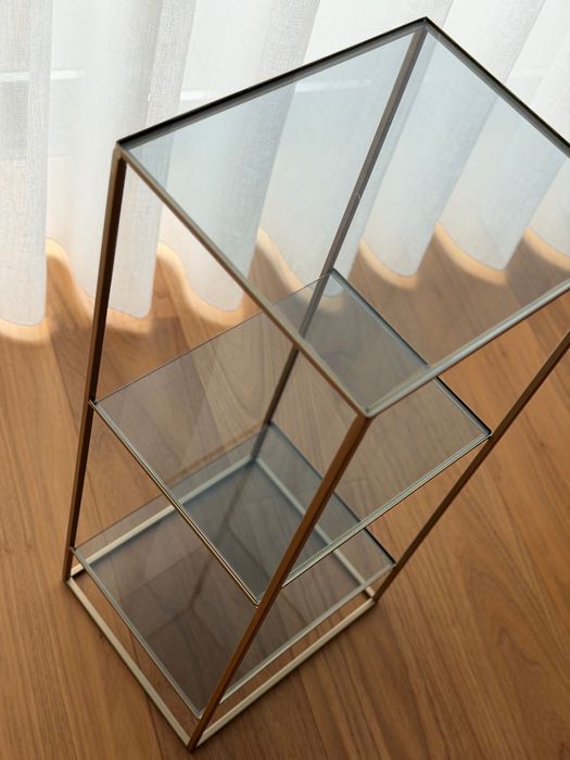 Mesa de apoio dourada da Maison du momde