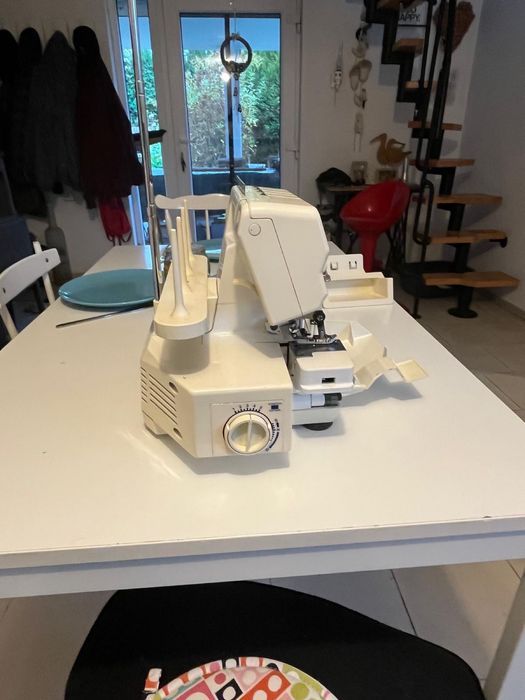Maszyna do szycia Overlock Husqvarna Huskylcok 90
