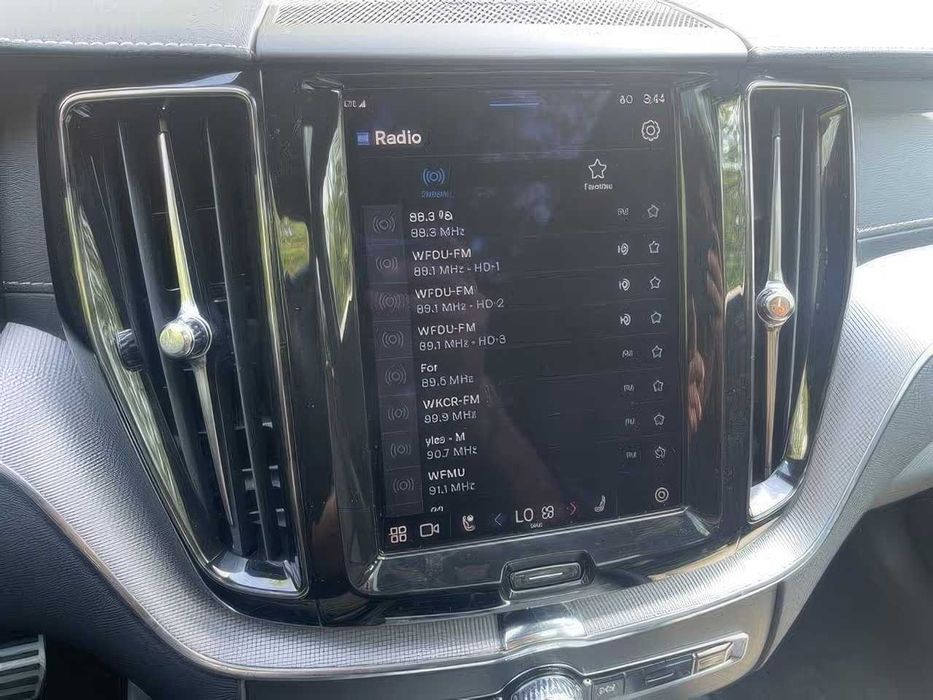 Volvo XC60 B6 R-Design      2022