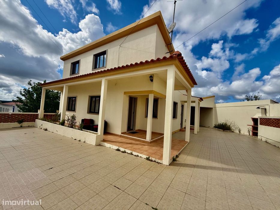 Property in Caldas Da Rainha - Nossa Senhora Do Pópulo, Coto E São Gregório, Leiria