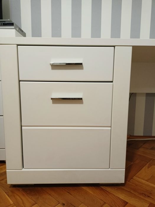Białe biurko w bardzo dobrym stanie