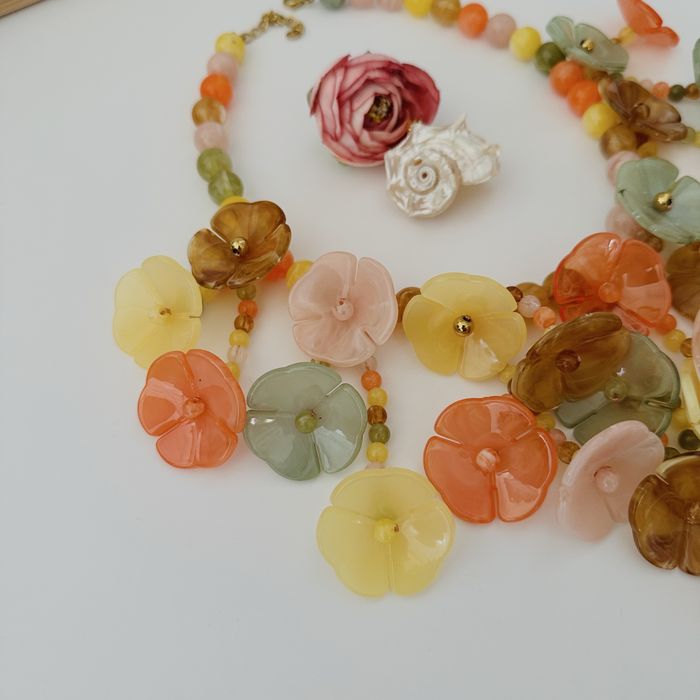 Colar Flores , em resina e aço