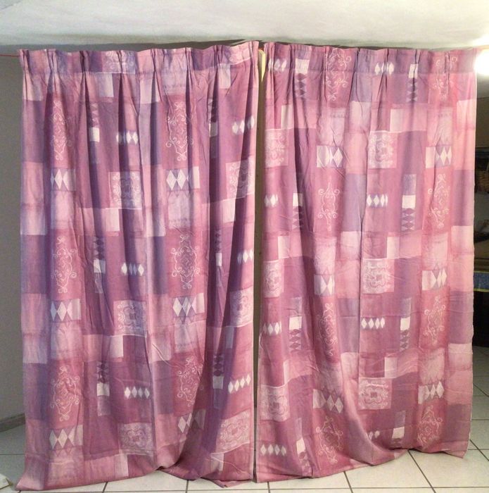 Cortinados 2 pendentes cor rosa com motivos