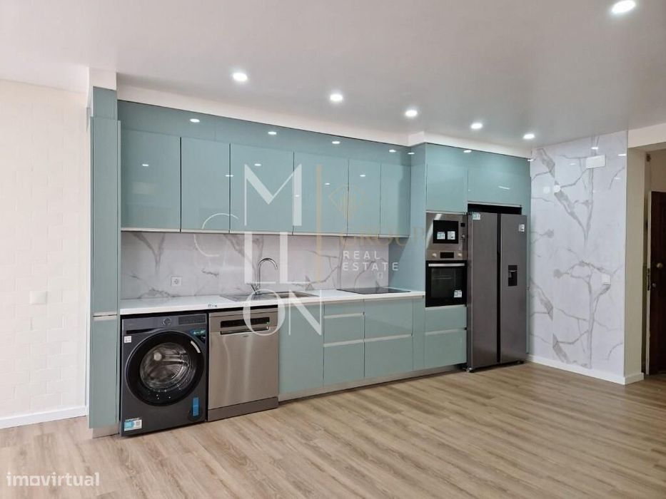 Apartamento T1+1 renovado em Vila do Conde, localizado a aproximadamen