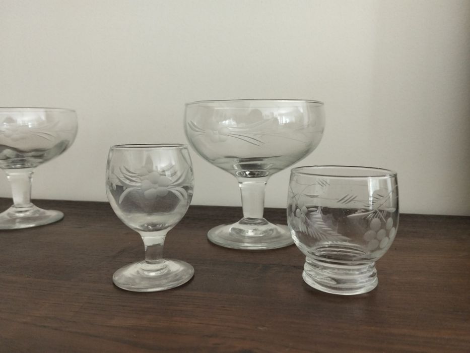 Copos com pé, com gravação muito delicada, antigos, estilo vintage