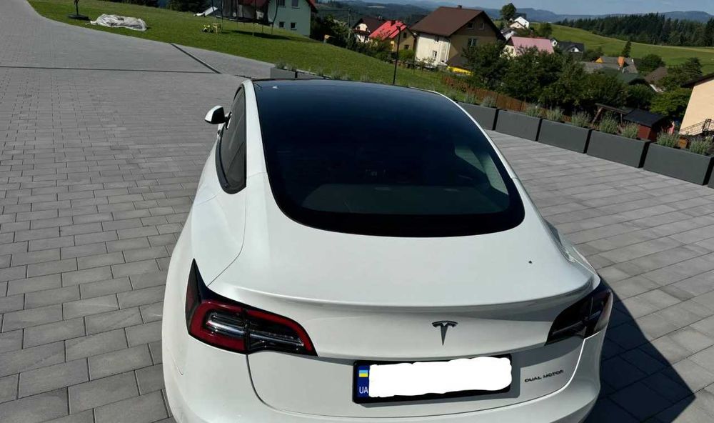 tesla model 3 2021 року