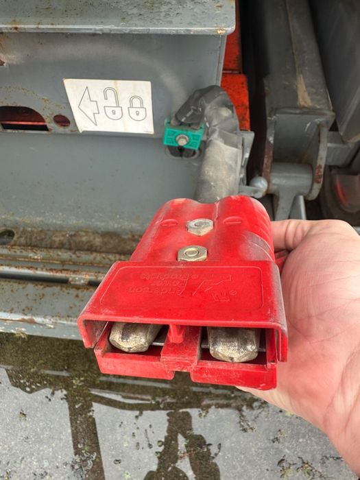 Ножничний навантажувач