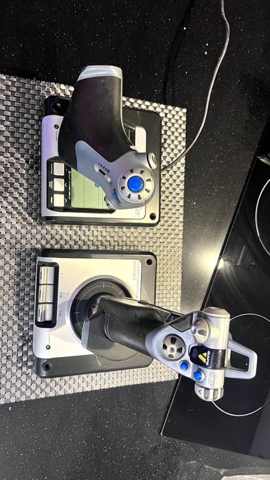 Conjunto Rudder Pedals, Trottle and Joystick Saitek