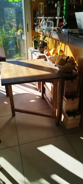 Mesa de madeira maciça dobrável. Solid wood folding table..