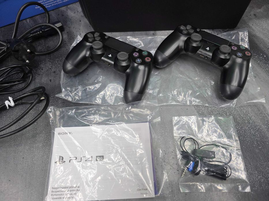STAN KOLEKCJONERSKI Konsola PS4 Playstation 4 PRO 1TB fabryczny zestaw