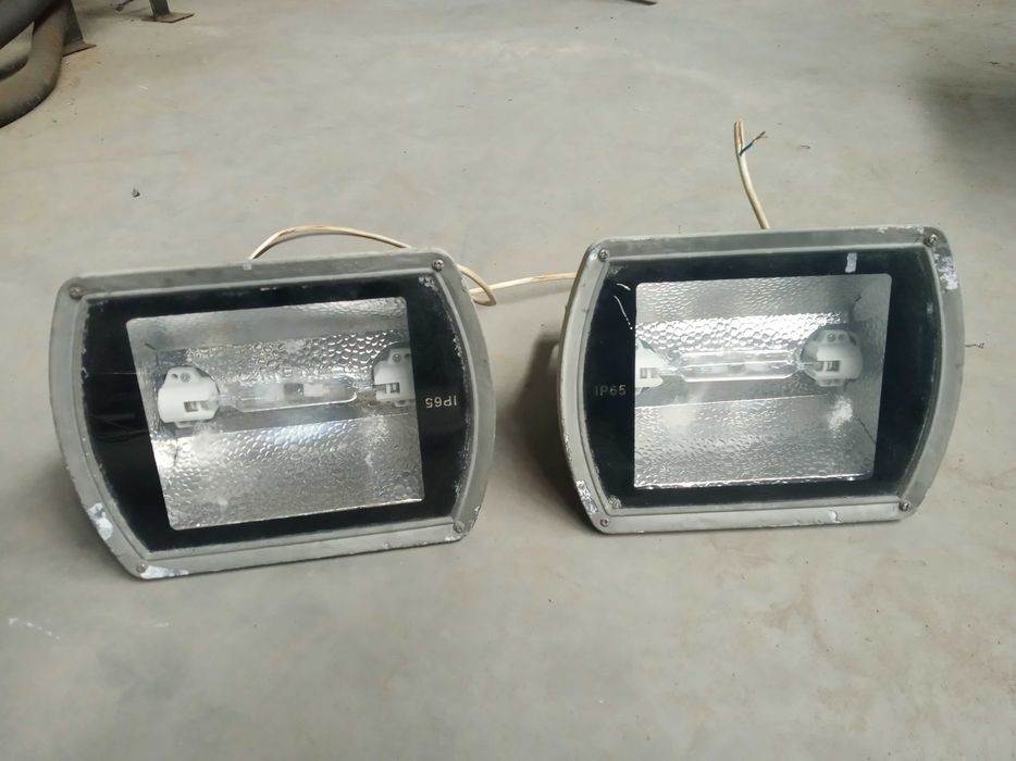 Недорого! Фонарь прожектор уличный, рабочий 2шт