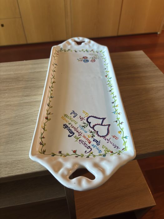 Louça de Viana, reproduzindo os textos dos lenços dos namorados.