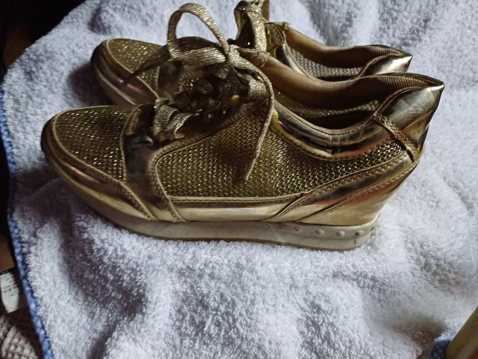 Vende se Sapatilhas douradas