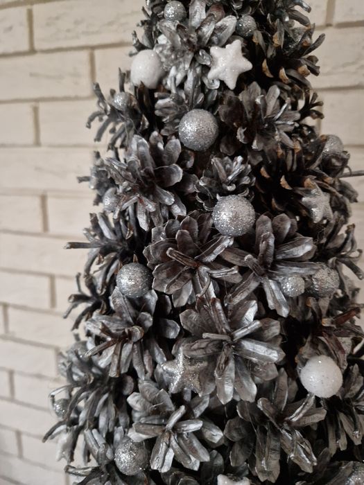 Choinka z szyszek, ręcznie robiona, idealna świąteczna dekoracja