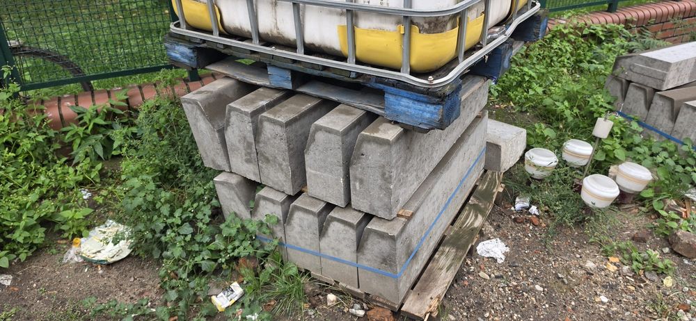 Materiały betonowe – krawężniki, obrzeża, palisady – cały zestaw