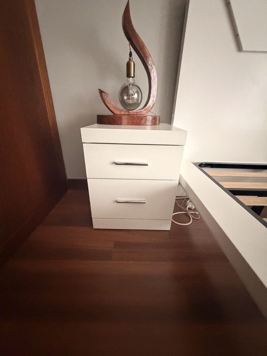 Cama completa e mesas de cabeceira