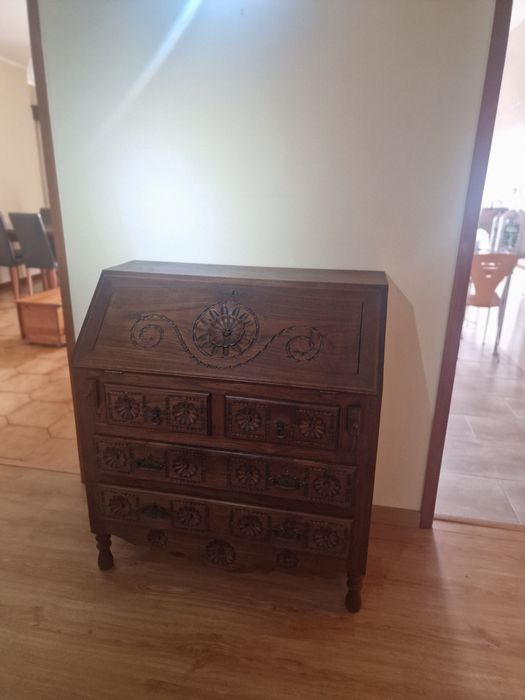 Quarto completo - cama, guarda-fatos, armário e mesinhas de cabeceira