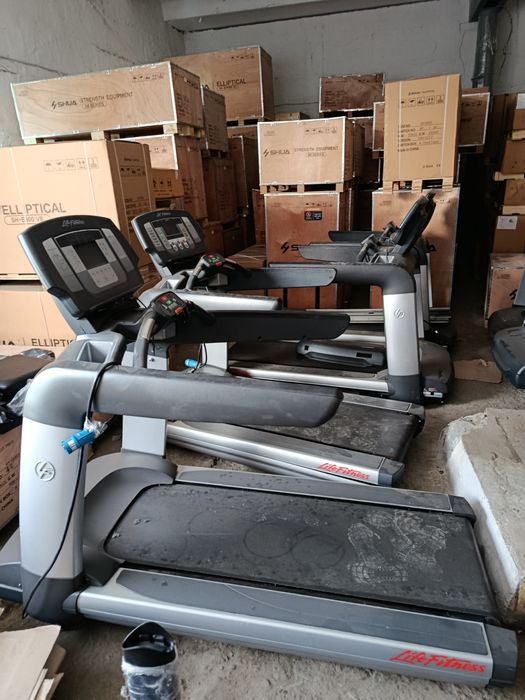 Life Fitness 95Ti  Професійна бігова доріжка | Клубна | 180 кг