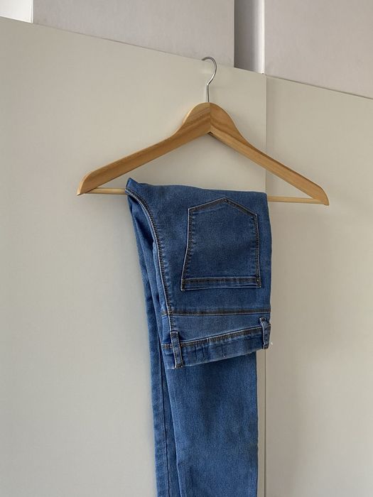 niebieskie jeansy jagging