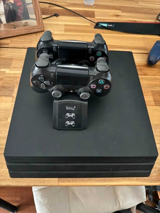 PS4 Pro 1TB + dois comandos e base de carregamento