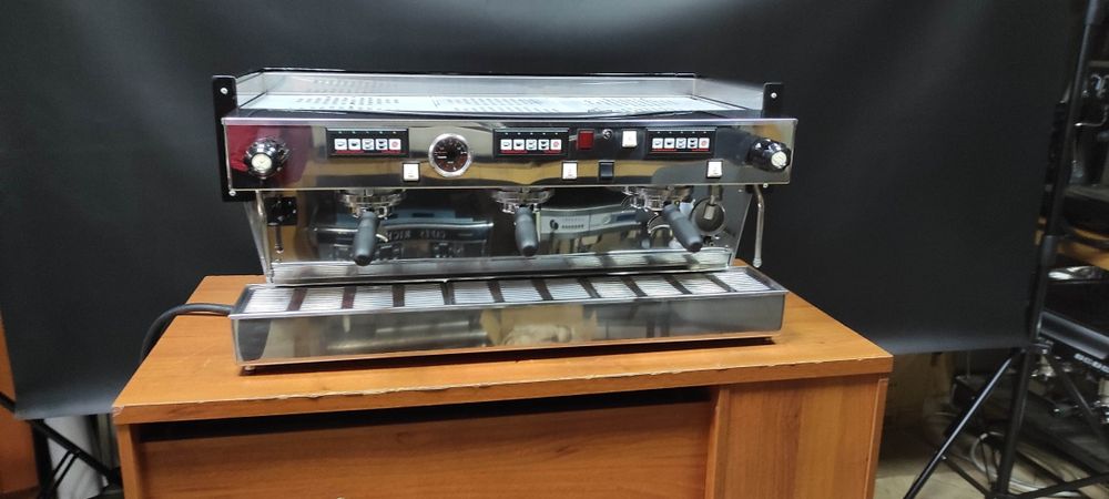 Професійна кавомашина LA marzocco linea