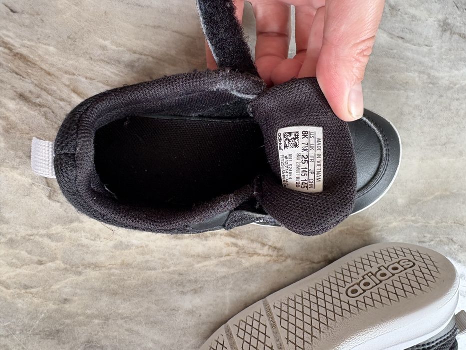 Оригінальні кроси Adidas