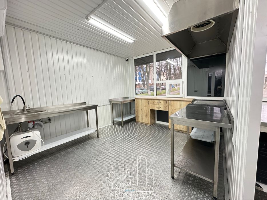 Здам в оренду фасадне приміщення під кафе/фастфуд.