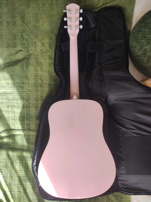 Guitarra Limitada da Hello Kitty -Fender