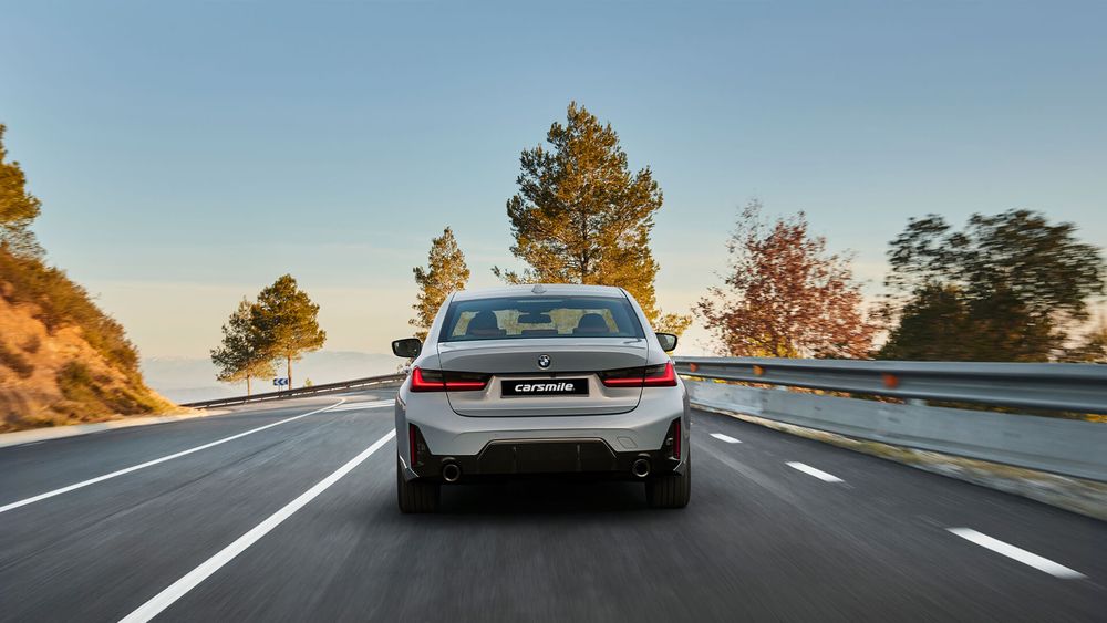 Szare BMW Seria 3 Sedan od tyłu