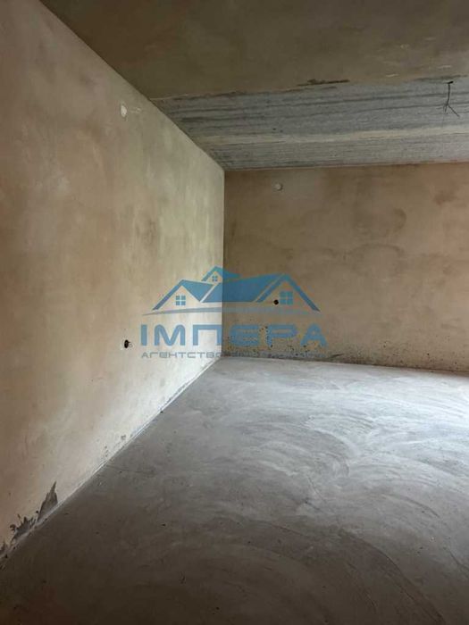 Продам 2-кімнатну квартиру в новобудові на Боженка . Розглядають продаж по державним програмам