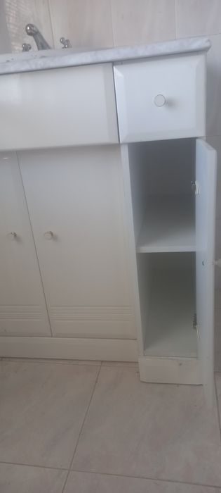 Móvel de casa de banho lacado