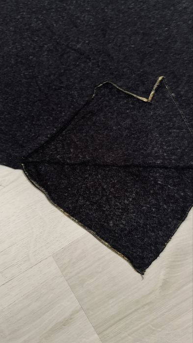 Тепленька сукня до колін по бокам з розрізами