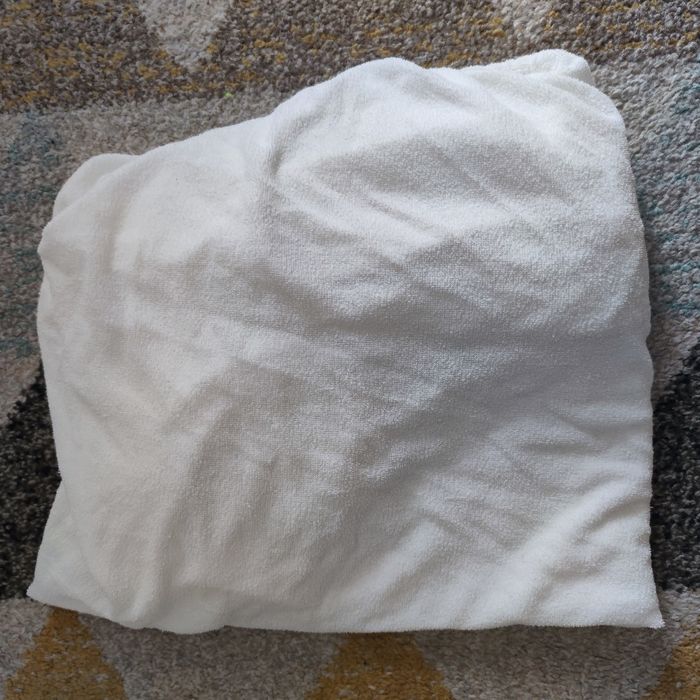 Prześcieradło z gumką niemowlęce do łóżeczka